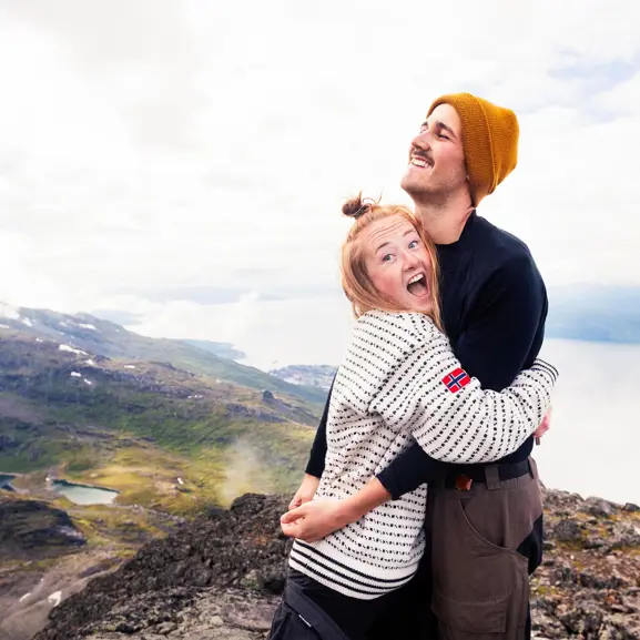 Ett ungt par på en fjälltopp.